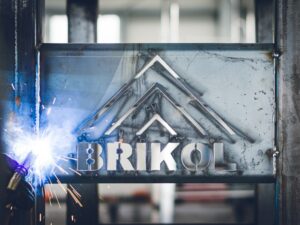 Brikol logo w metalu