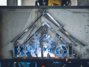 Brikol logo w metalu